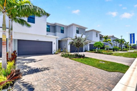 Townhouse in Lake Worth, Florida 3 bedrooms, 155.52 sq.m. № 2246307 - photo 3