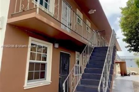 Commercial property in Miami, Florida 457.82 sq.m. № 1930047 - photo 1