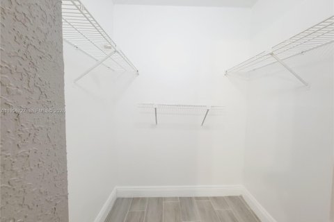 Condominio en alquiler en Lauderhill, Florida, 2 dormitorios № 2010649 - foto 11