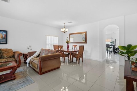 House in Miramar, Florida 4 bedrooms, 174.47 sq.m. № 2184613 - photo 3