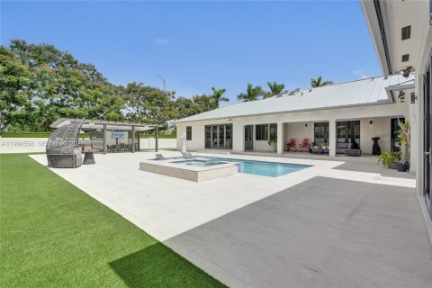 House in Miami, Florida 6 bedrooms, 314.94 sq.m. № 2184152 - photo 28