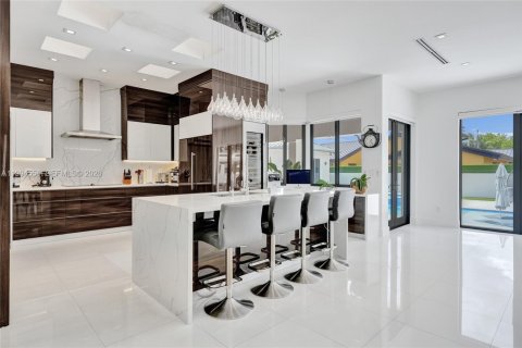 House in Miami, Florida 6 bedrooms, 314.94 sq.m. № 2184152 - photo 13