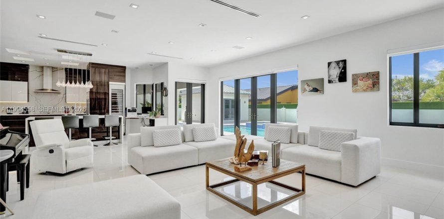 House in Miami, Florida 6 bedrooms, 314.94 sq.m. № 2184152