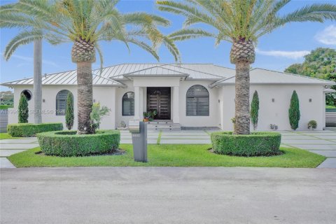 House in Miami, Florida 6 bedrooms, 314.94 sq.m. № 2184152 - photo 2