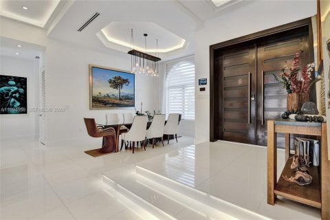 House in Miami, Florida 6 bedrooms, 314.94 sq.m. № 2184152 - photo 8