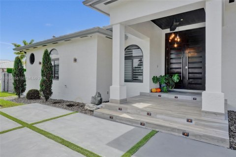 House in Miami, Florida 6 bedrooms, 314.94 sq.m. № 2184152 - photo 4