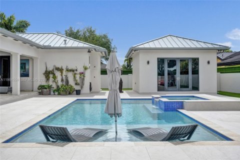 House in Miami, Florida 6 bedrooms, 314.94 sq.m. № 2184152 - photo 22