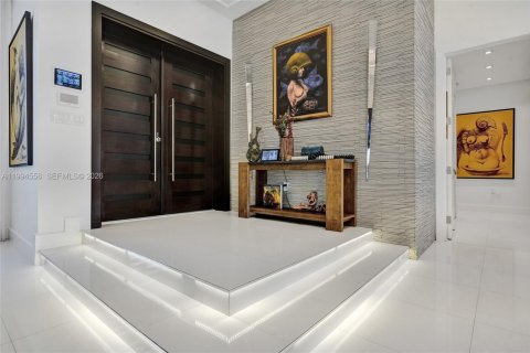 House in Miami, Florida 6 bedrooms, 314.94 sq.m. № 2184152 - photo 5