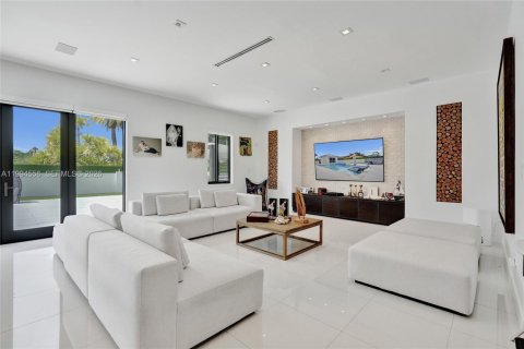 House in Miami, Florida 6 bedrooms, 314.94 sq.m. № 2184152 - photo 12