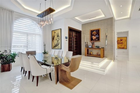 House in Miami, Florida 6 bedrooms, 314.94 sq.m. № 2184152 - photo 9