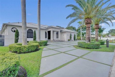 House in Miami, Florida 6 bedrooms, 314.94 sq.m. № 2184152 - photo 3