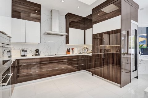 House in Miami, Florida 6 bedrooms, 314.94 sq.m. № 2184152 - photo 16
