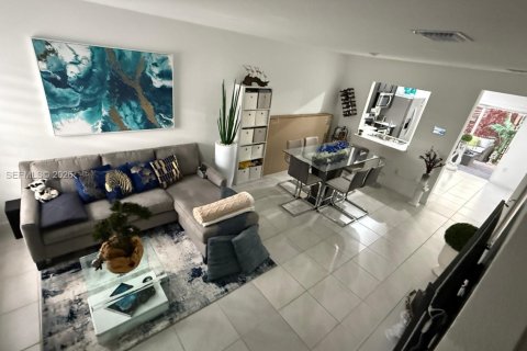 Снять в аренду таунхаус в Флорида-Сити, Флорида 2 спальни, 112.23м2, № 2050846 - фото 6