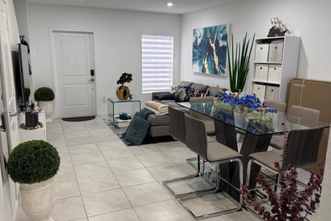 Снять в аренду таунхаус в Флорида-Сити, Флорида 2 спальни, 112.23м2, № 2050846 - фото 5