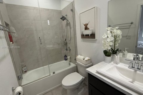 Снять в аренду таунхаус в Флорида-Сити, Флорида 2 спальни, 112.23м2, № 2050846 - фото 16