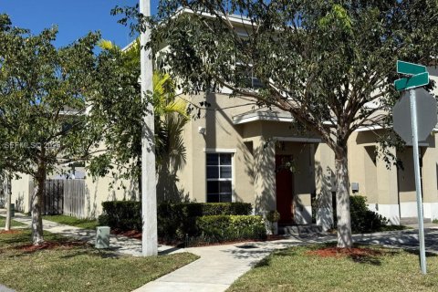 Снять в аренду таунхаус в Флорида-Сити, Флорида 2 спальни, 112.23м2, № 2050846 - фото 2