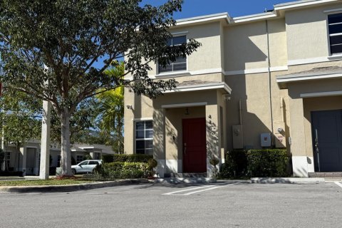 Снять в аренду таунхаус в Флорида-Сити, Флорида 2 спальни, 112.23м2, № 2050846 - фото 4