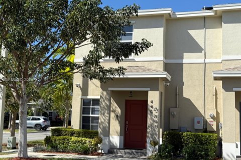 Снять в аренду таунхаус в Флорида-Сити, Флорида 2 спальни, 112.23м2, № 2050846 - фото 3