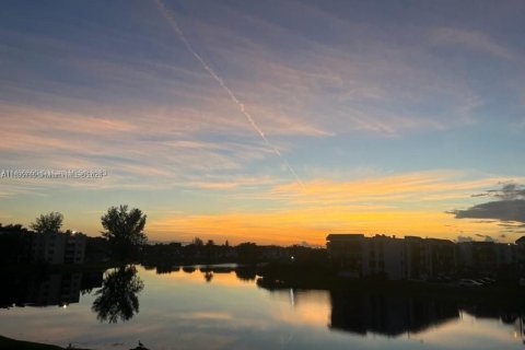 Condominio en alquiler en Miami, Florida, 2 dormitorios, 86.96 m2 № 1938577 - foto 17