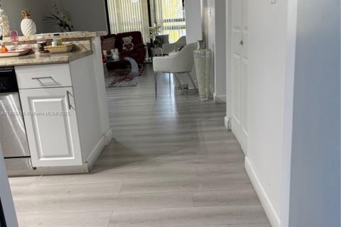 Condo in Miami, Florida, 2 bedrooms  № 1938577 - photo 8