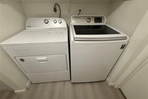 Condominio en alquiler en Miami, Florida, 2 dormitorios, 86.96 m2 № 1938577 - foto 22