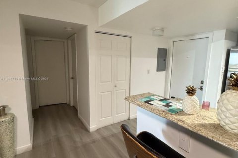 Condo in Miami, Florida, 2 bedrooms  № 1938577 - photo 19
