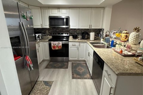 Condo in Miami, Florida, 2 bedrooms  № 1938577 - photo 11