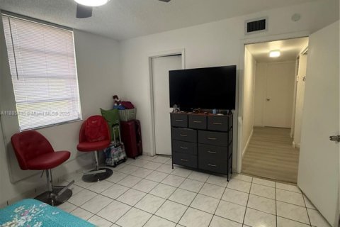 Condominio en alquiler en Miami, Florida, 2 dormitorios, 86.96 m2 № 1938577 - foto 27