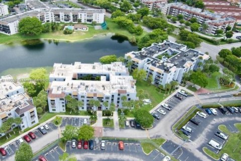 Copropriété à louer à Miami, Floride: 2 chambres, 86.96 m2 № 1938577 - photo 1