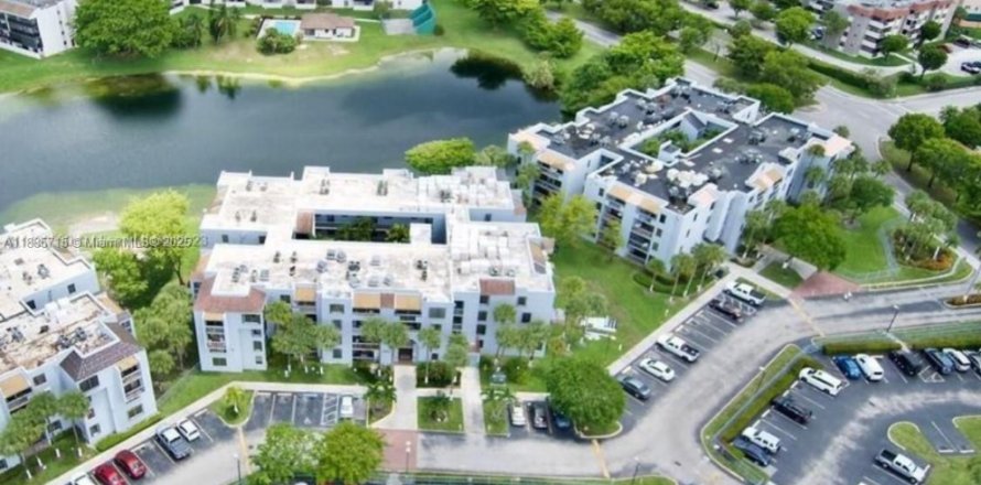 Condo in Miami, Florida, 2 bedrooms № 1938577