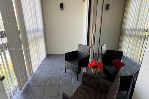 Condo in Miami, Florida, 2 bedrooms  № 1938577 - photo 13