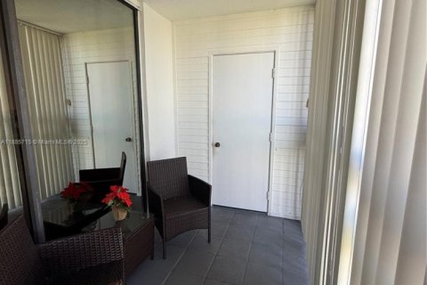 Condo in Miami, Florida, 2 bedrooms  № 1938577 - photo 14
