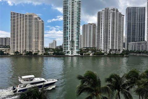 Condominio en alquiler en Miami, Florida, 2 dormitorios, 109.44 m2 № 1952065 - foto 24