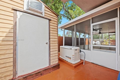 Villa ou maison à vendre à Hialeah, Floride: 4 chambres, 138.24 m2 № 1981266 - photo 25