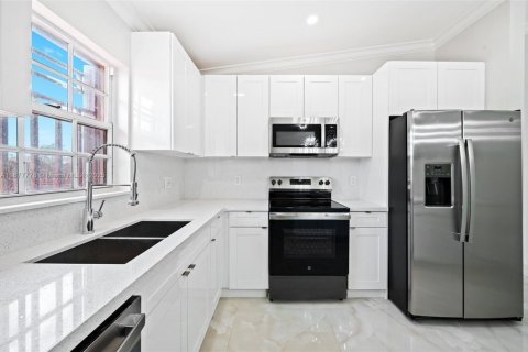 Villa ou maison à vendre à Hialeah, Floride: 4 chambres, 138.24 m2 № 1981266 - photo 9