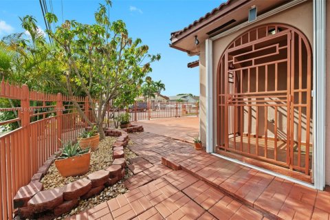 Villa ou maison à vendre à Hialeah, Floride: 4 chambres, 138.24 m2 № 1981266 - photo 27