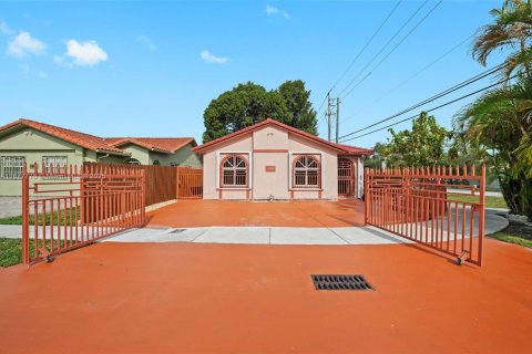 Villa ou maison à vendre à Hialeah, Floride: 4 chambres, 138.24 m2 № 1981266 - photo 2
