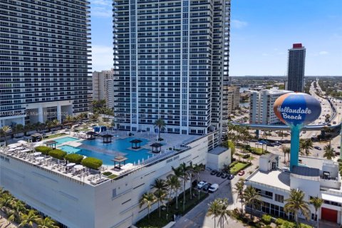 Condo in Hallandale Beach, Florida, 1 bedroom  № 1978137 - photo 18