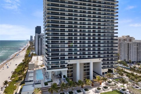 Condo in Hallandale Beach, Florida, 1 bedroom  № 1978137 - photo 20