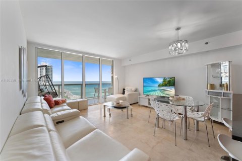 Condo in Hallandale Beach, Florida, 1 bedroom  № 1978137 - photo 1