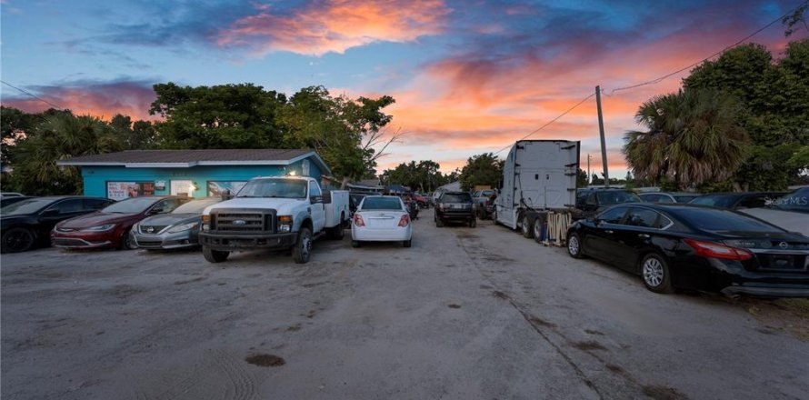 Propiedad comercial en Bradenton, Florida 398.83 m2 № 2157159