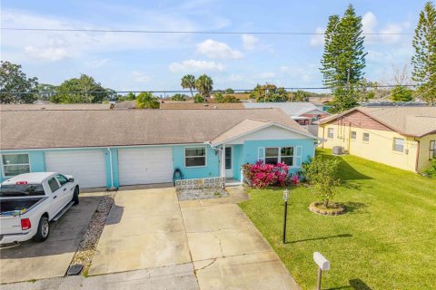 House in Edgewater, Florida 2 bedrooms, 96.43 sq.m. № 2196450