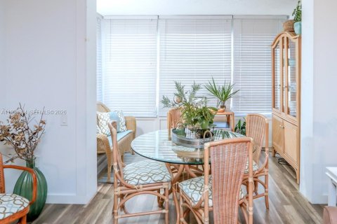 Condo in Tamarac, Florida, 1 bedroom  № 2186034 - photo 3