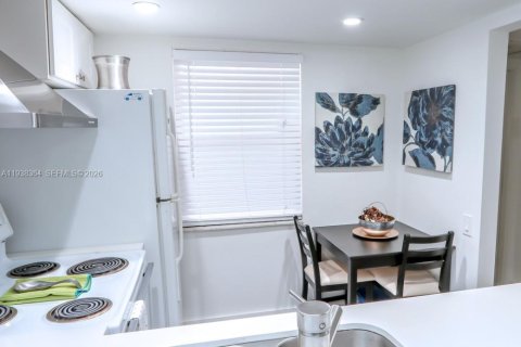 Condo in Tamarac, Florida, 1 bedroom  № 2186034 - photo 8