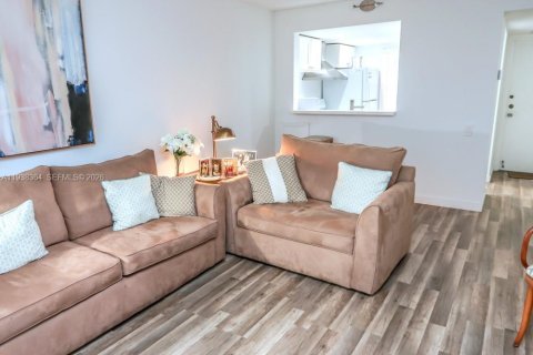Condo in Tamarac, Florida, 1 bedroom  № 2186034 - photo 2