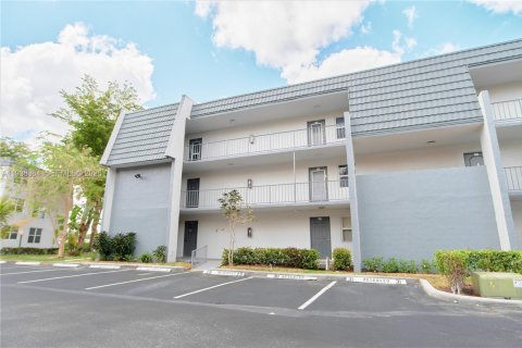 Condo in Tamarac, Florida, 1 bedroom  № 2186034 - photo 12