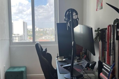 Condo in Miami, Florida, 2 bedrooms  № 2053071 - photo 13