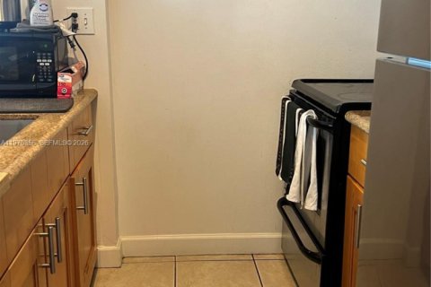 Condo in Miami, Florida, 2 bedrooms  № 2053071 - photo 16