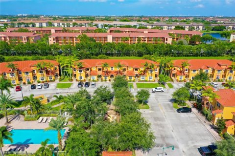 Снять в аренду таунхаус в Пемброк-Пайнс, Флорида 3 спальни, 140.47м2, № 1995091 - фото 2