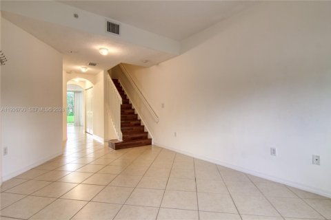 Снять в аренду таунхаус в Пемброк-Пайнс, Флорида 3 спальни, 140.47м2, № 1995091 - фото 8